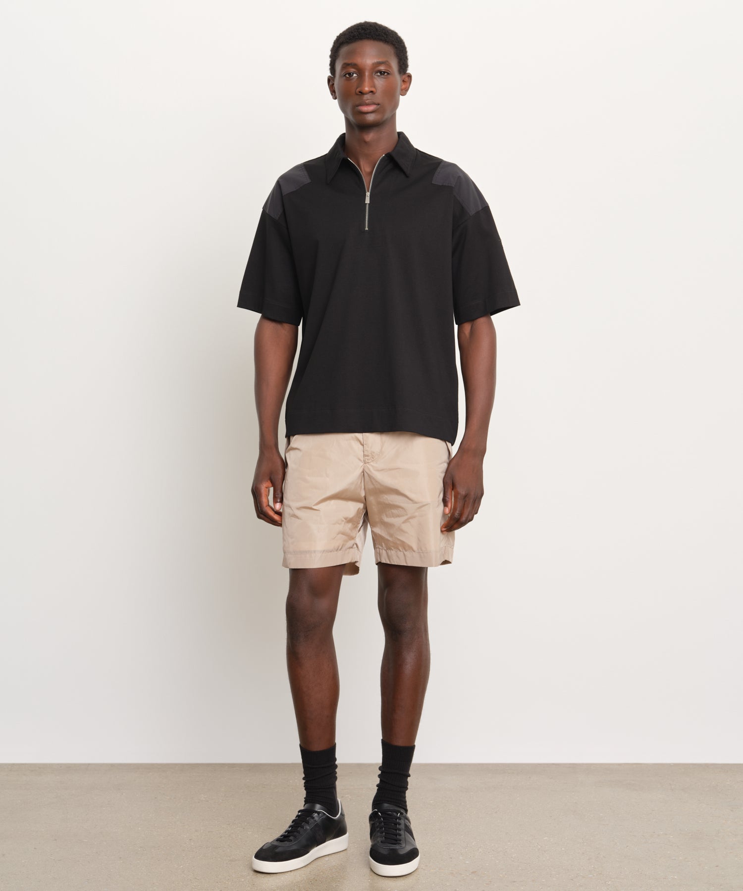 モデル身長189cm、着用サイズ3、着用カラーBLACK