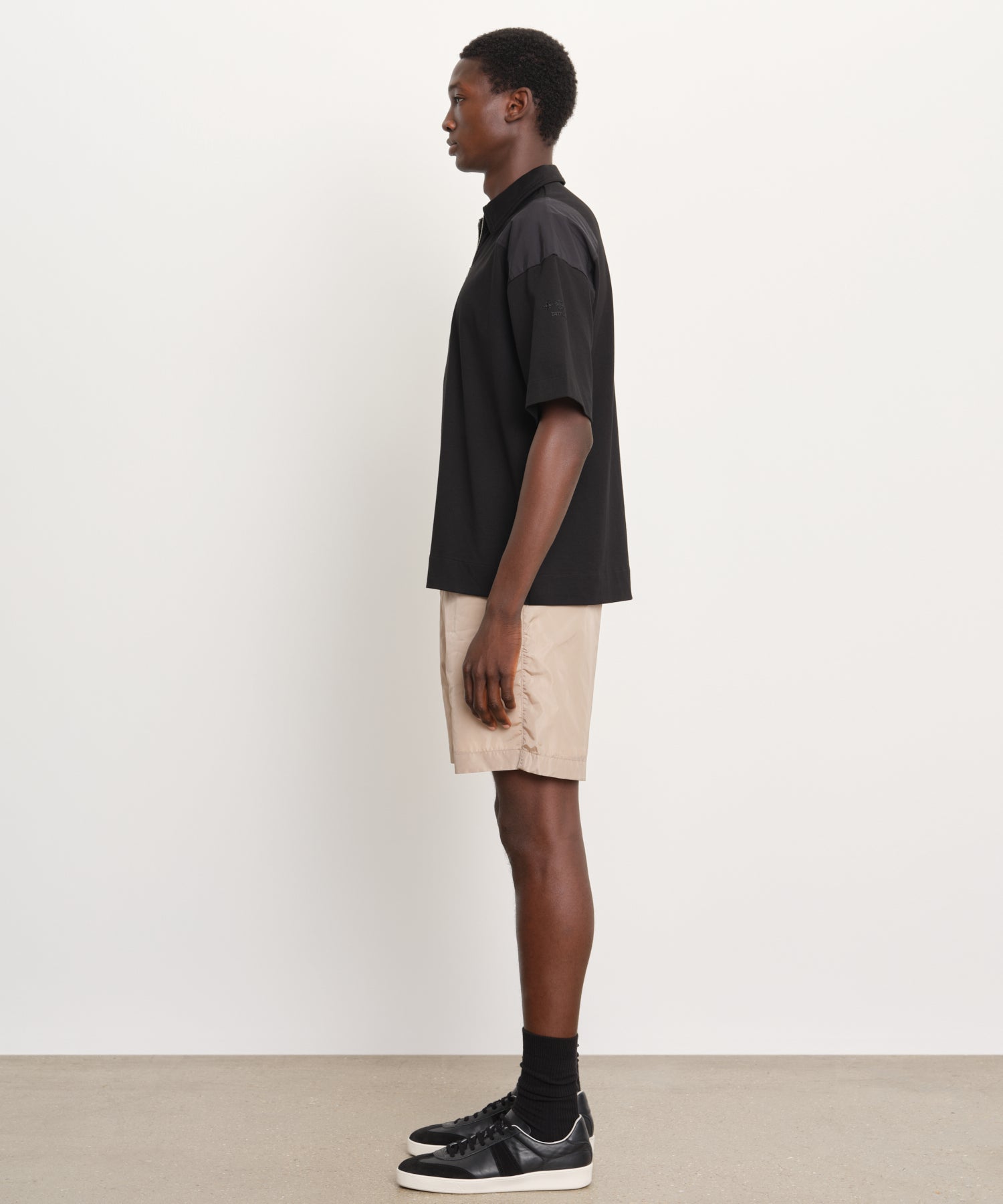 モデル身長189cm、着用サイズ3、着用カラーBLACK