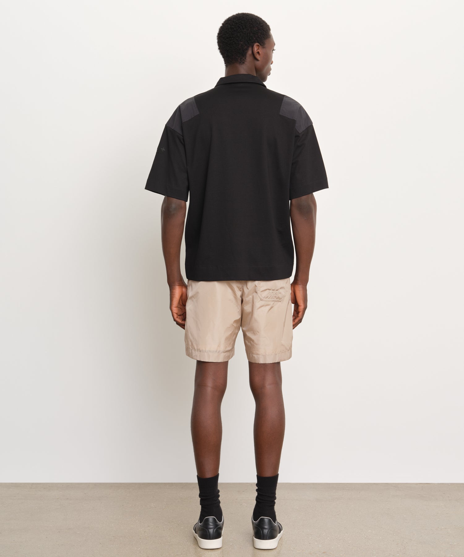 モデル身長189cm、着用サイズ3、着用カラーBLACK