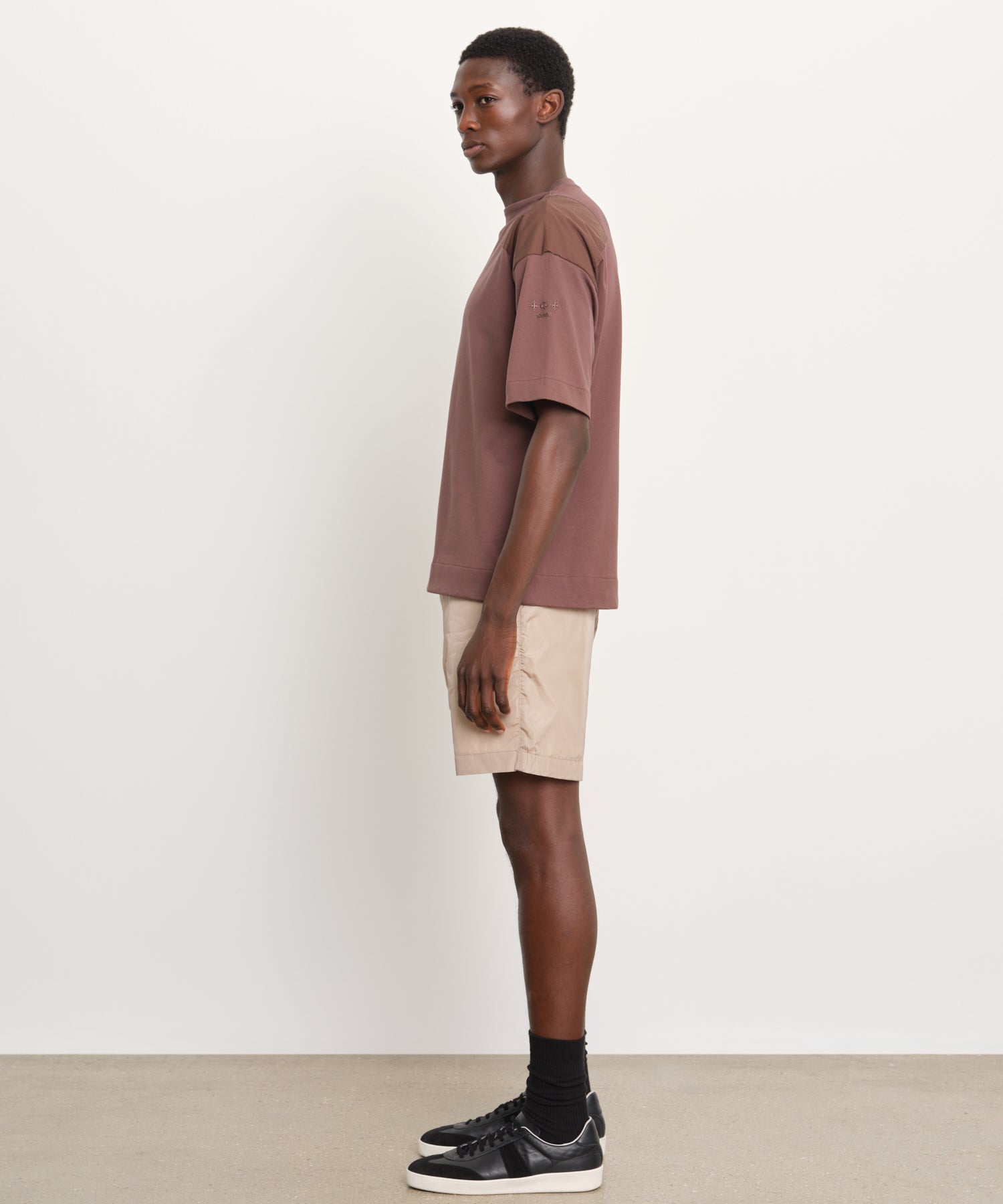 モデル身長189cm、着用サイズ3、着用カラーBROWN