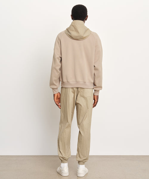 モデル身長189cm、着用サイズ3、着用カラーBEIGE
