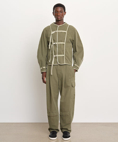 モデル身長189cm、着用サイズ3、着用カラーKHAKI