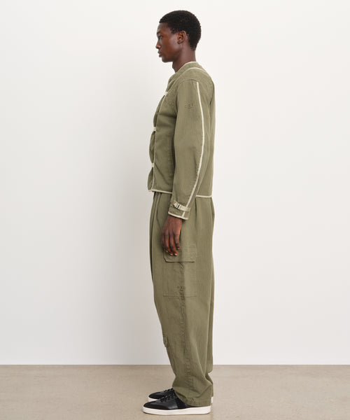 モデル身長189cm、着用サイズ3、着用カラーKHAKI