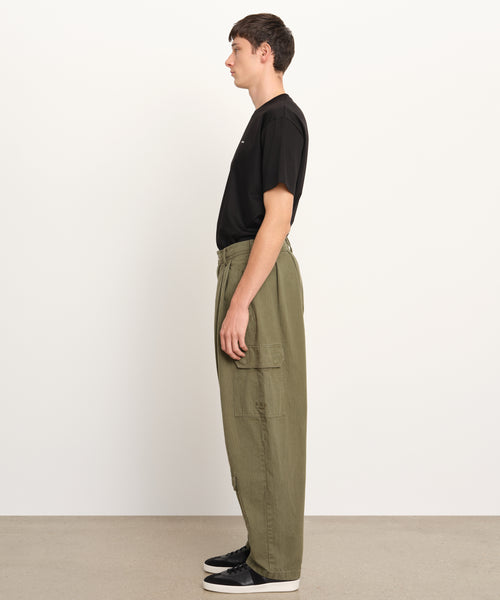 モデル身長189cm、着用サイズ3、着用カラーKHAKI