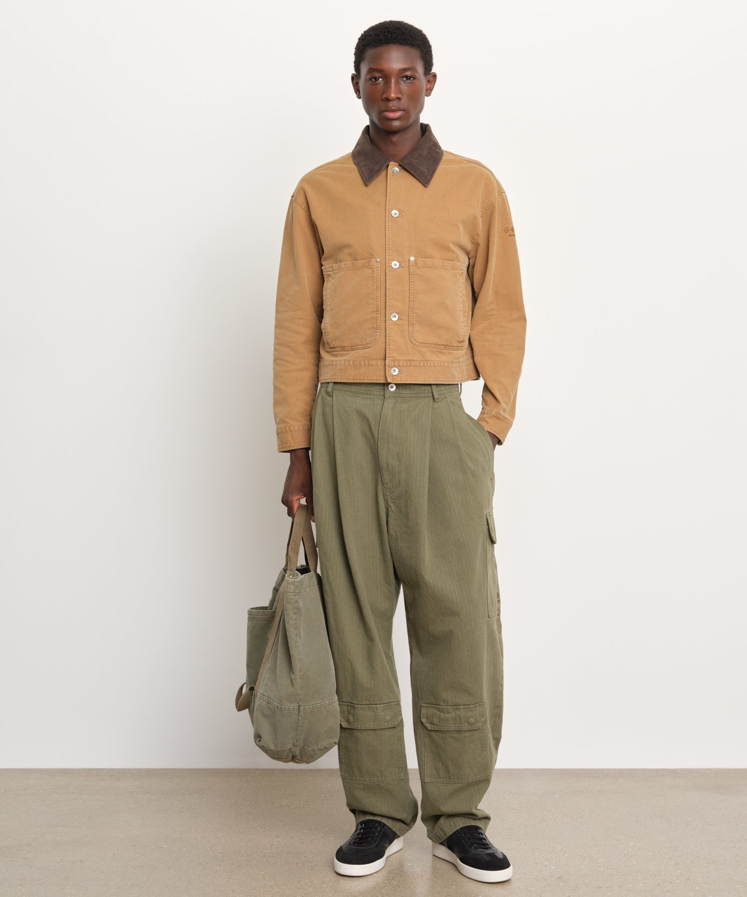 モデル身長189cm、着用サイズ3、着用カラーCAMEL