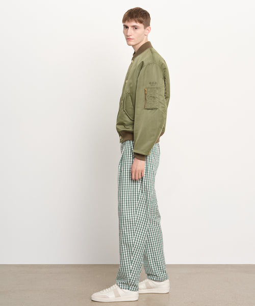モデル身長189cm、着用サイズ3、着用カラーKHAKI