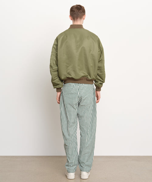 モデル身長189cm、着用サイズ3、着用カラーKHAKI