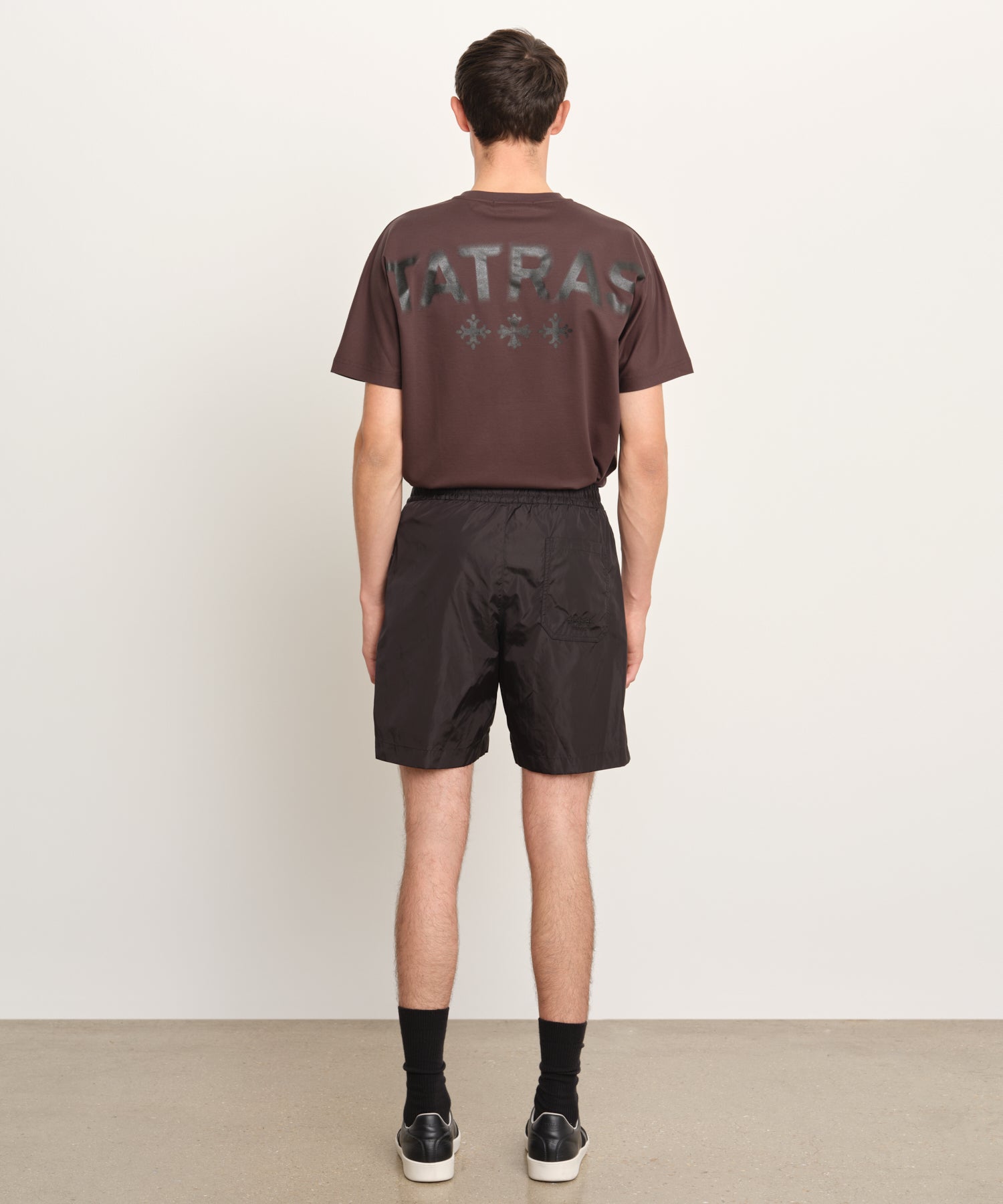 モデル身長189cm、着用サイズ3、着用カラーBLACK