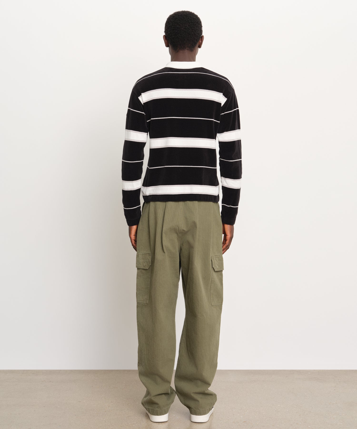 モデル身長189cm、着用サイズ3、着用カラーBLACK