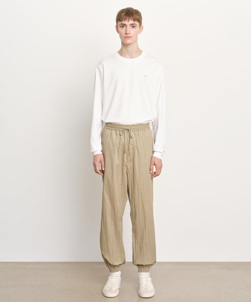 モデル身長189cm、着用サイズ3、着用カラーBEIGE
