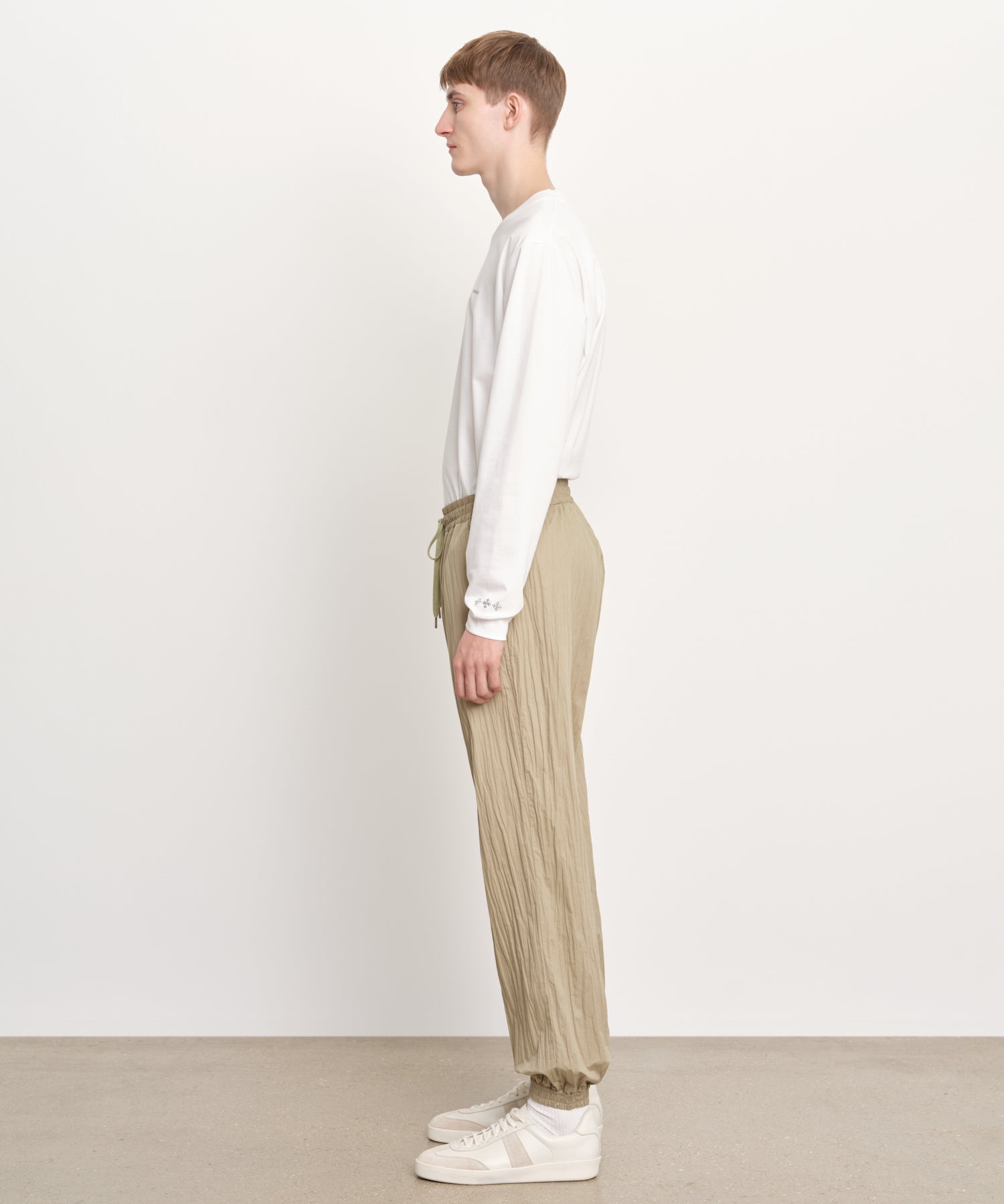 モデル身長189cm、着用サイズ3、着用カラーBEIGE