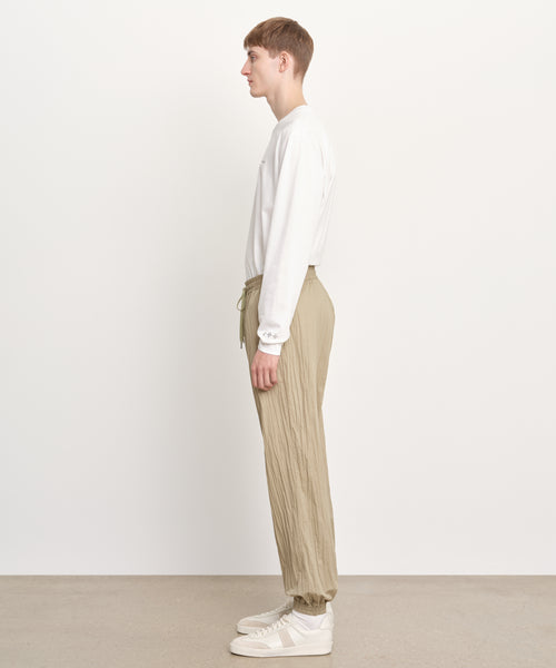 モデル身長189cm、着用サイズ3、着用カラーBEIGE