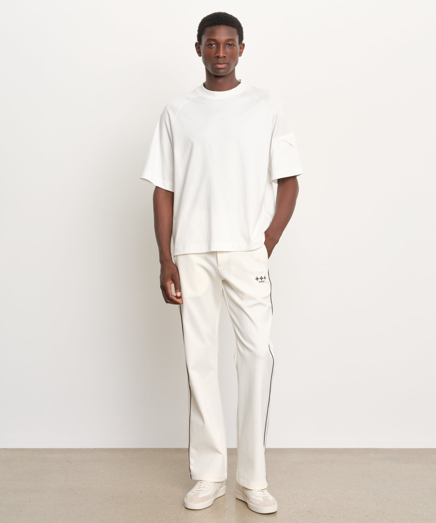 モデル身長189cm、着用サイズ3、着用カラーIVORY