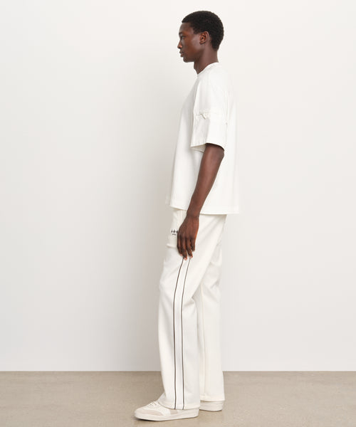 モデル身長189cm、着用サイズ3、着用カラーIVORY
