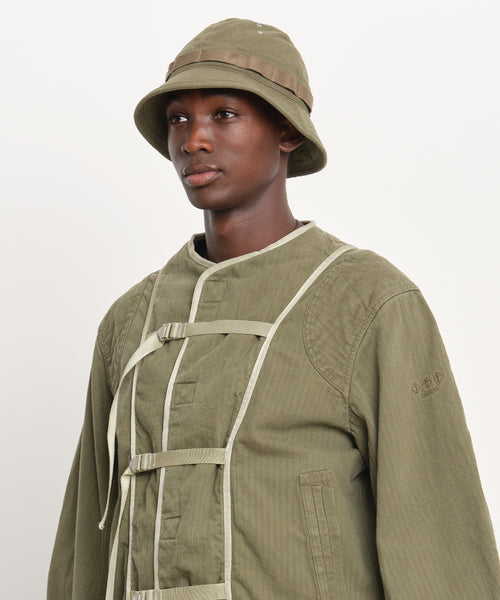 モデル身長189cm、着用サイズF、着用カラーKHAKI