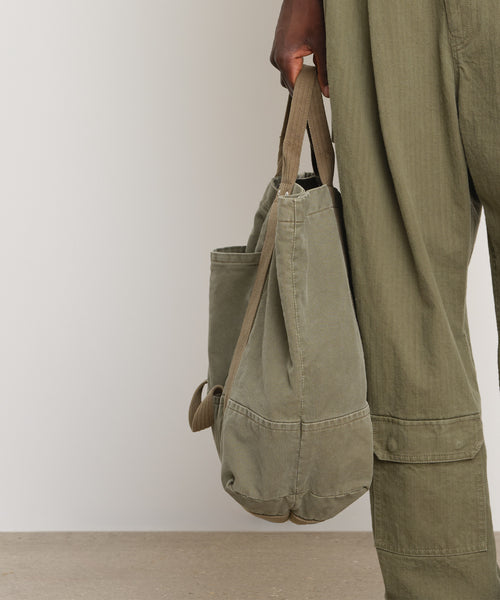 モデル身長189cm、着用サイズF、着用カラーKHAKI