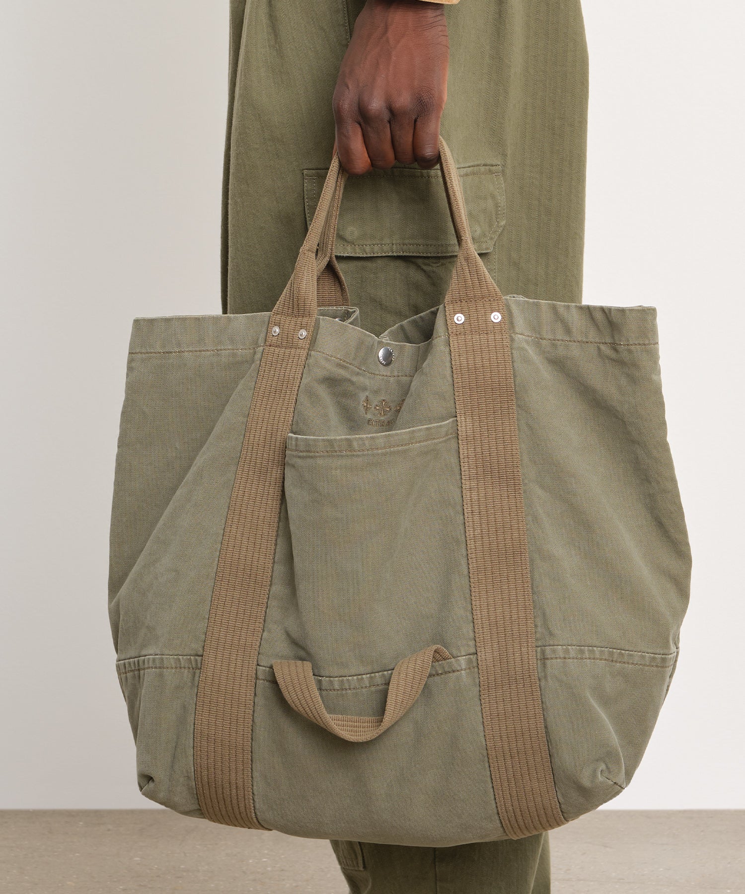 モデル身長189cm、着用サイズF、着用カラーKHAKI