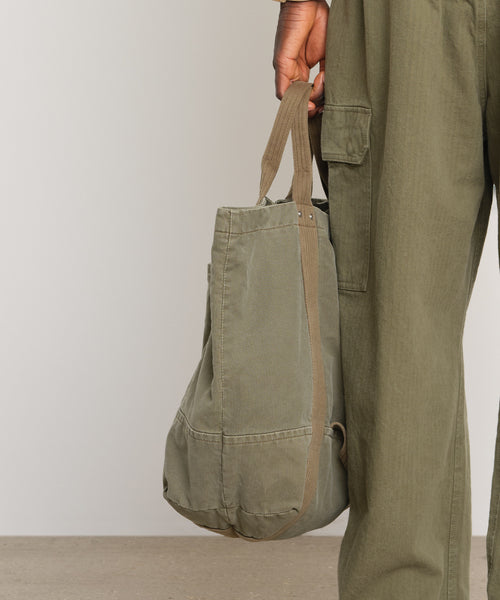 モデル身長189cm、着用サイズF、着用カラーKHAKI