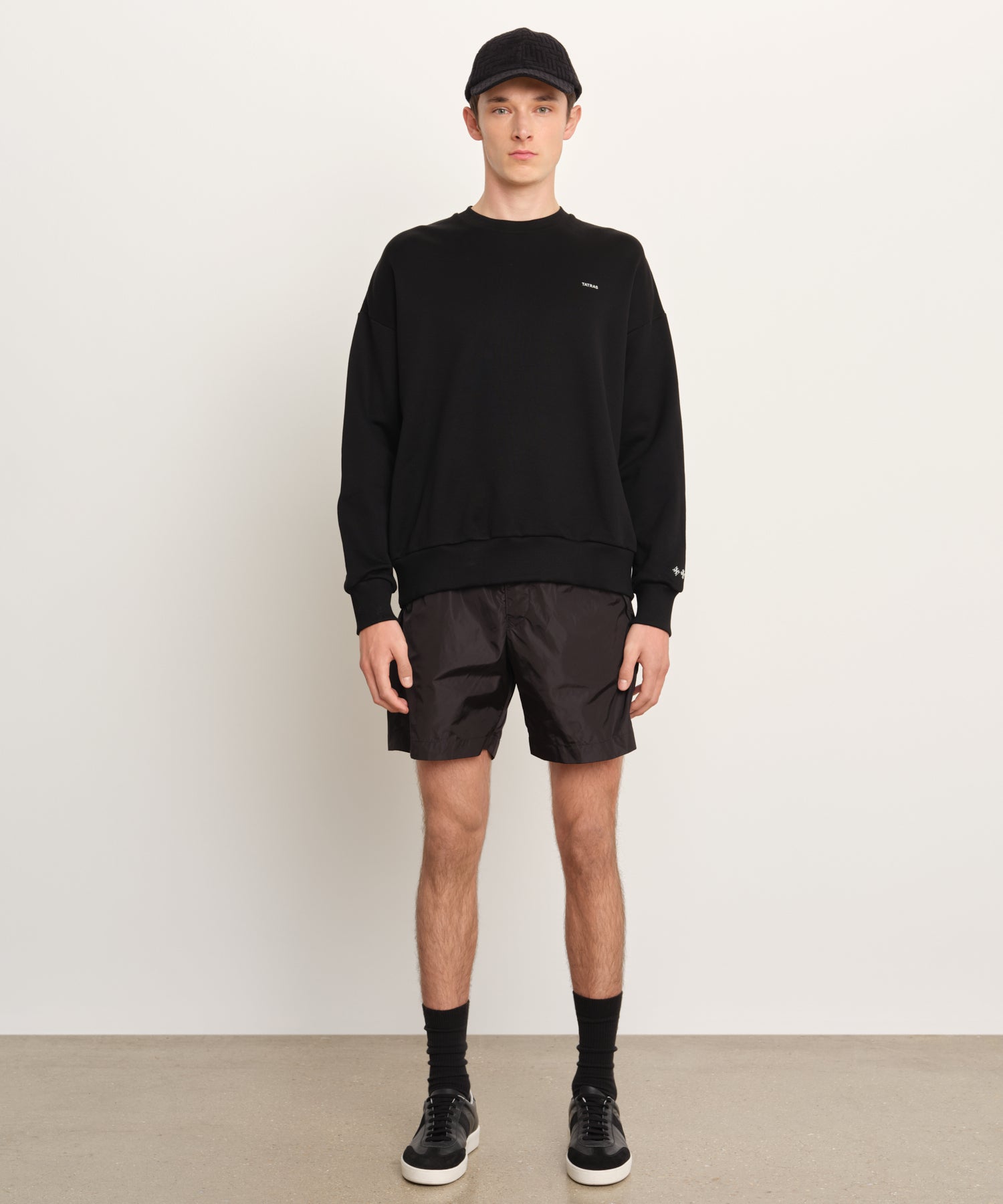 モデル身長189cm、着用サイズF、着用カラーBLACK