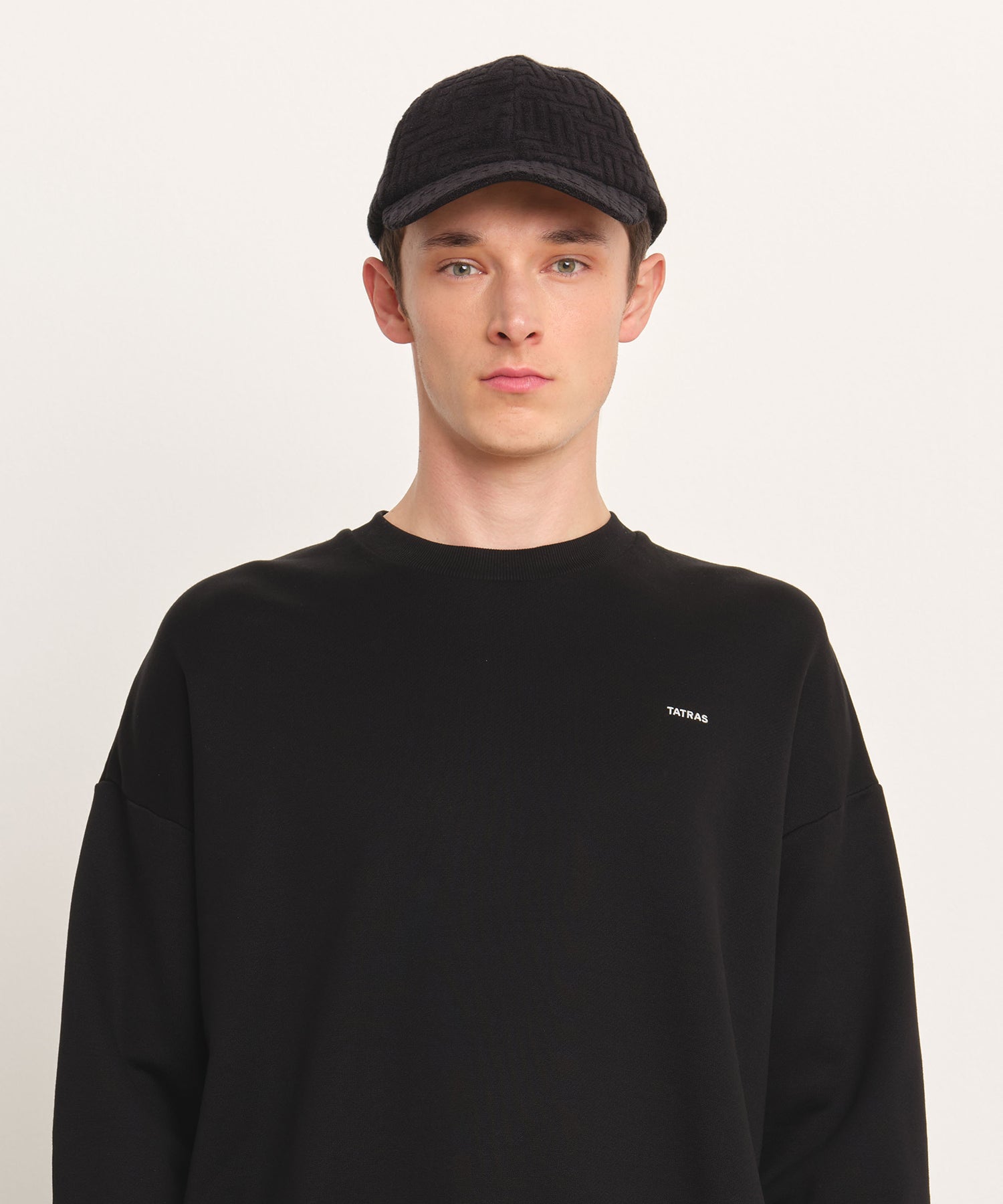 モデル身長189cm、着用サイズF、着用カラーBLACK