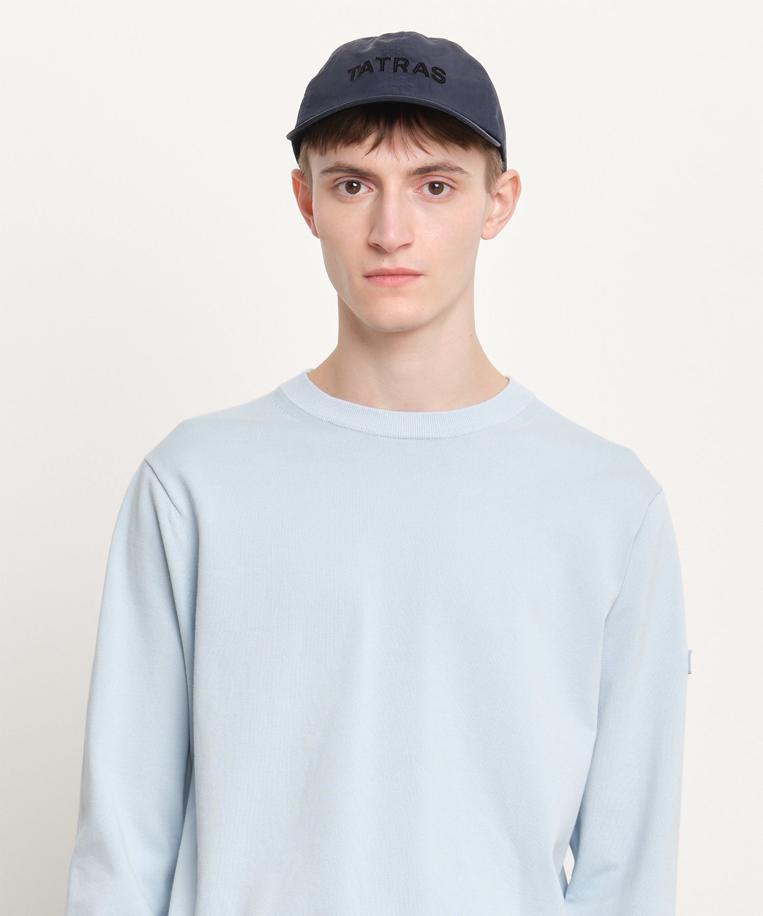 モデル身長189cm、着用サイズF、着用カラーNAVY