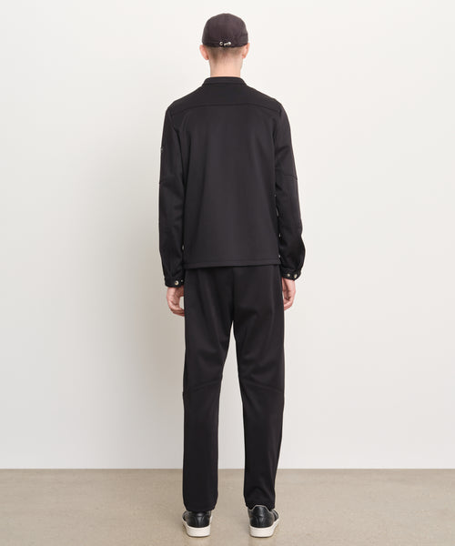 モデル身長189cm、着用サイズ3、着用カラーBLACK