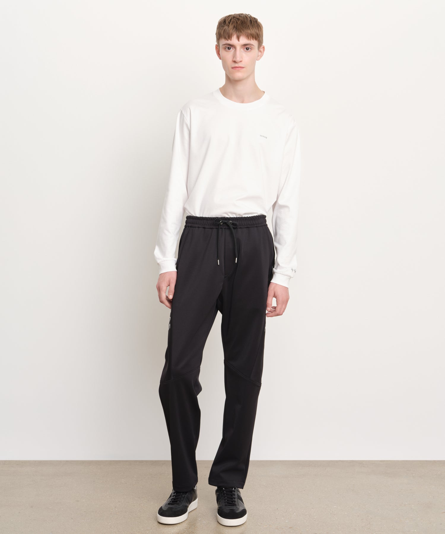 モデル身長189cm、着用サイズ3、着用カラーBLACK