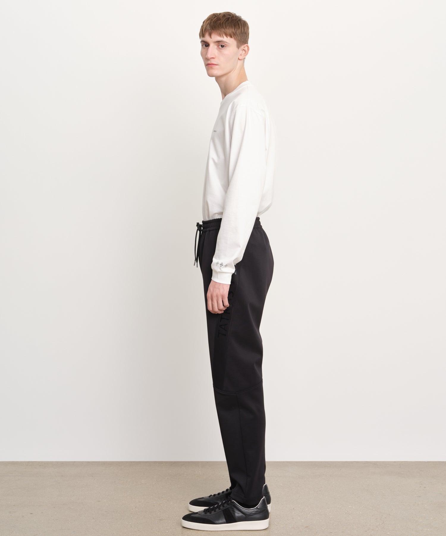 モデル身長189cm、着用サイズ3、着用カラーBLACK