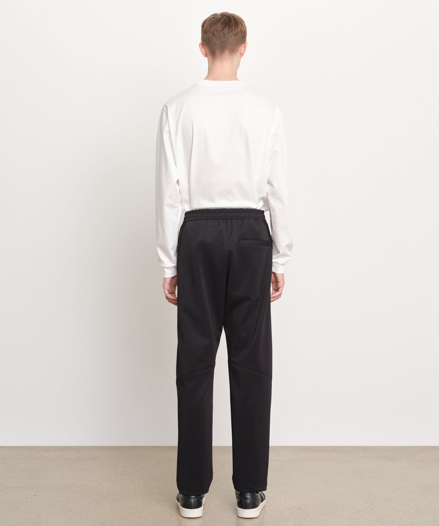 モデル身長189cm、着用サイズ3、着用カラーBLACK