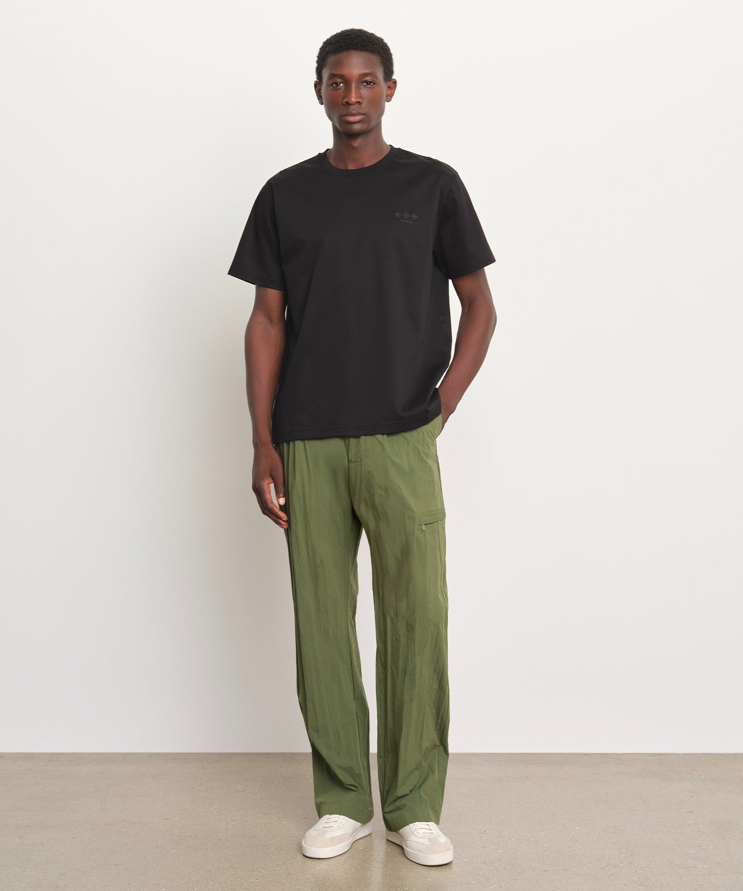 モデル身長189cm、着用サイズ3、着用カラーBLACK