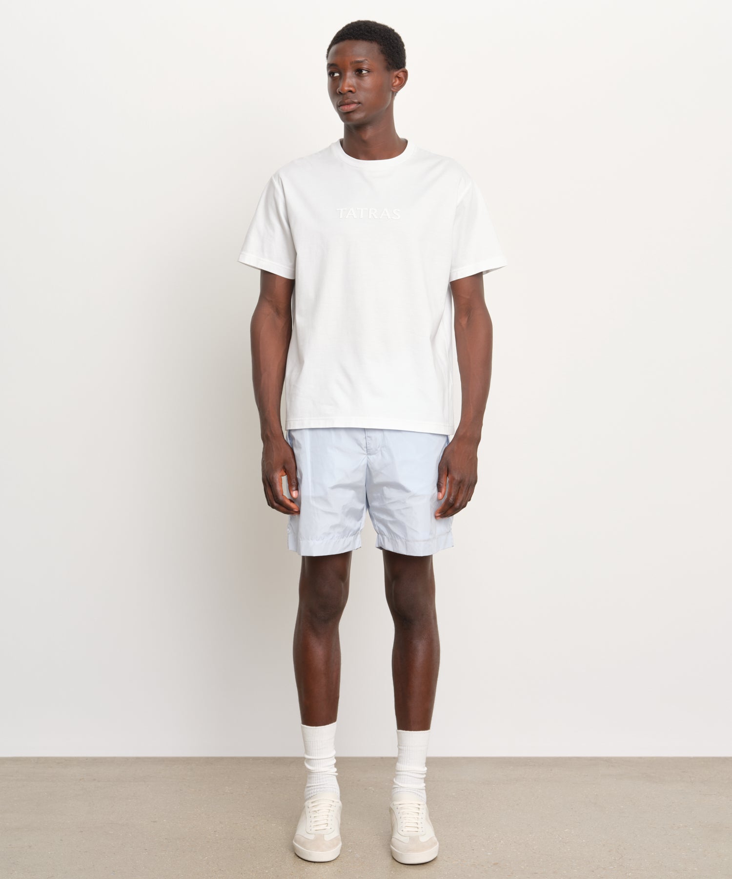 モデル身長189cm、着用サイズ3、着用カラーWHITE