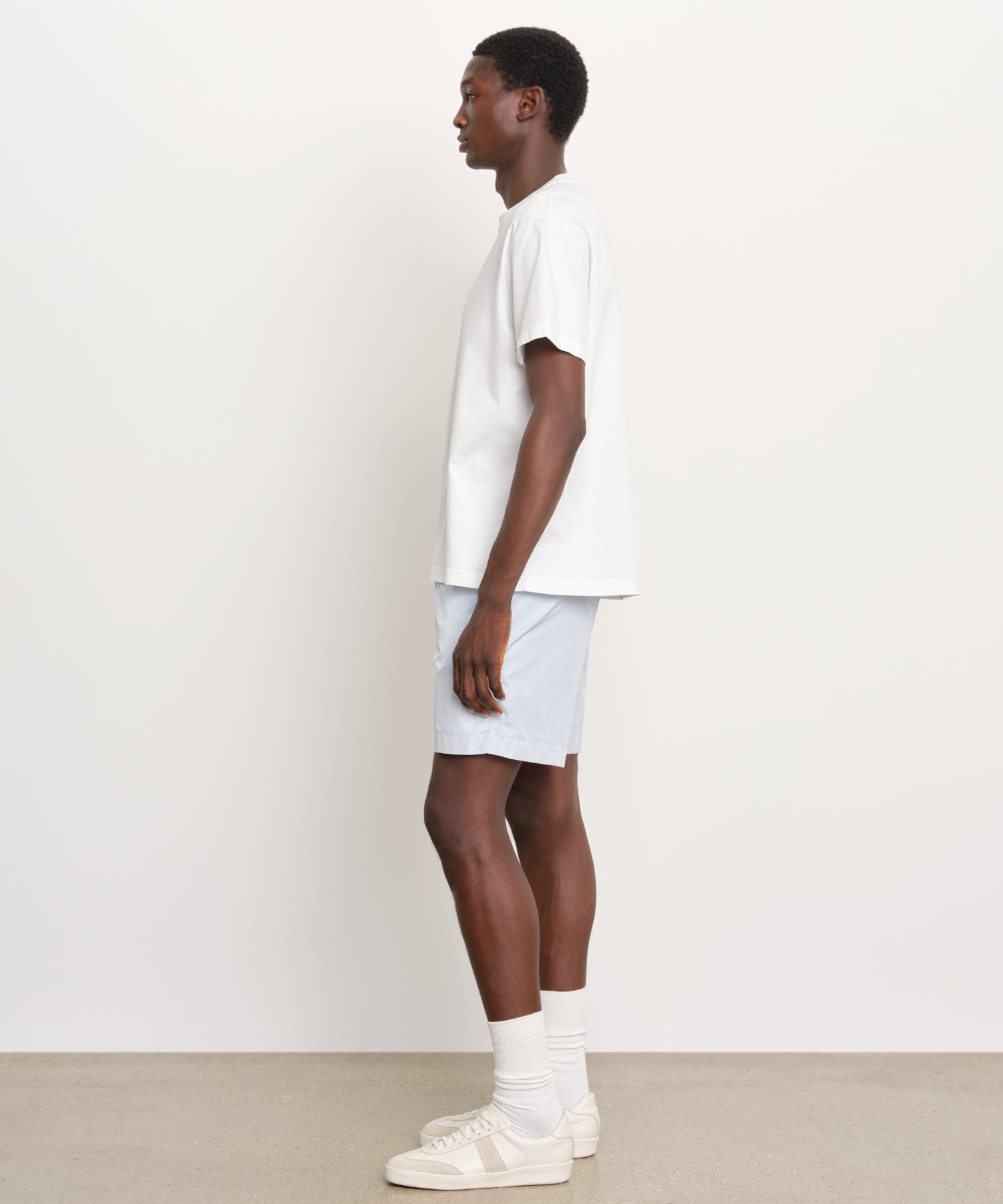 モデル身長189cm、着用サイズ3、着用カラーWHITE