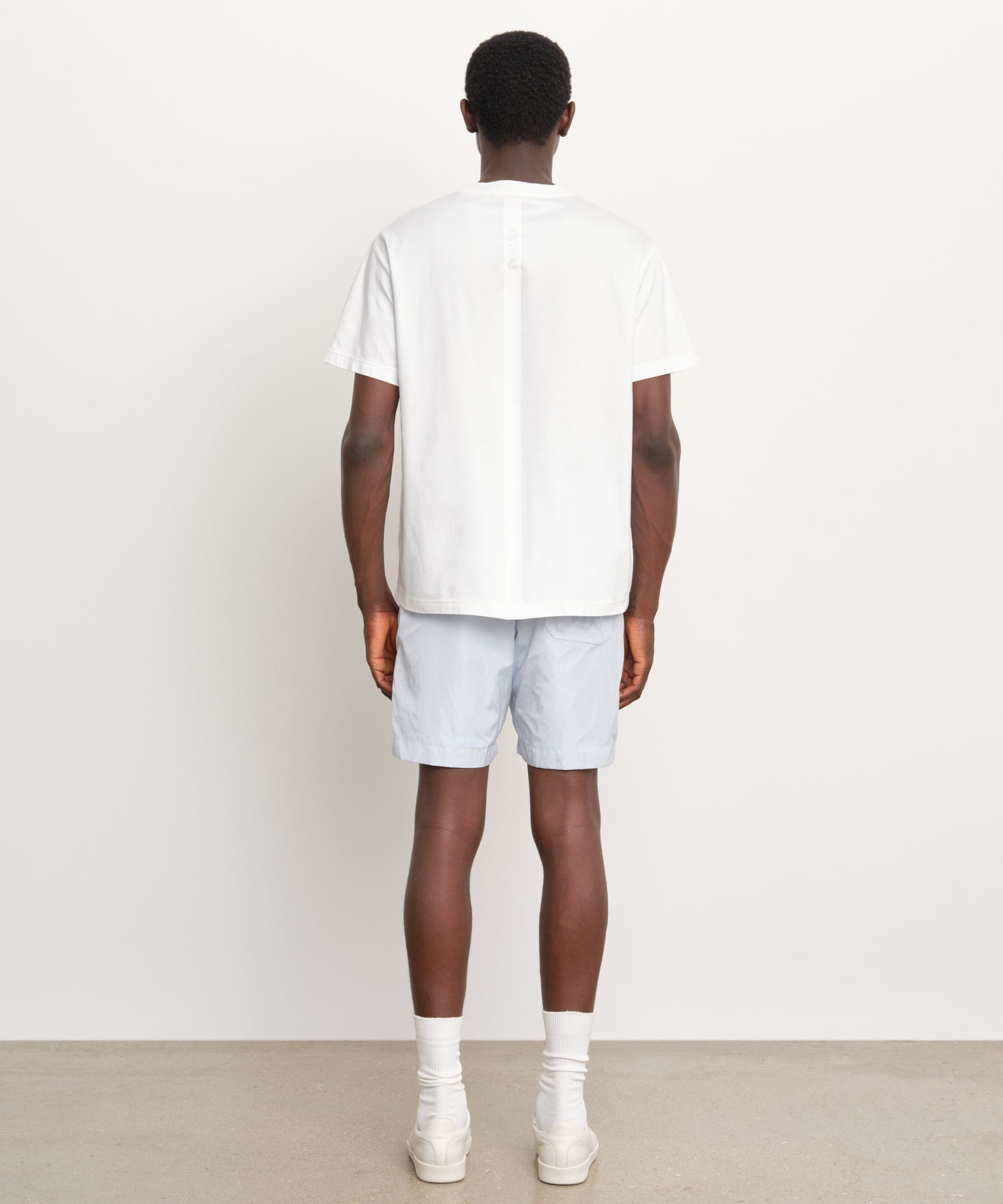 モデル身長189cm、着用サイズ3、着用カラーWHITE