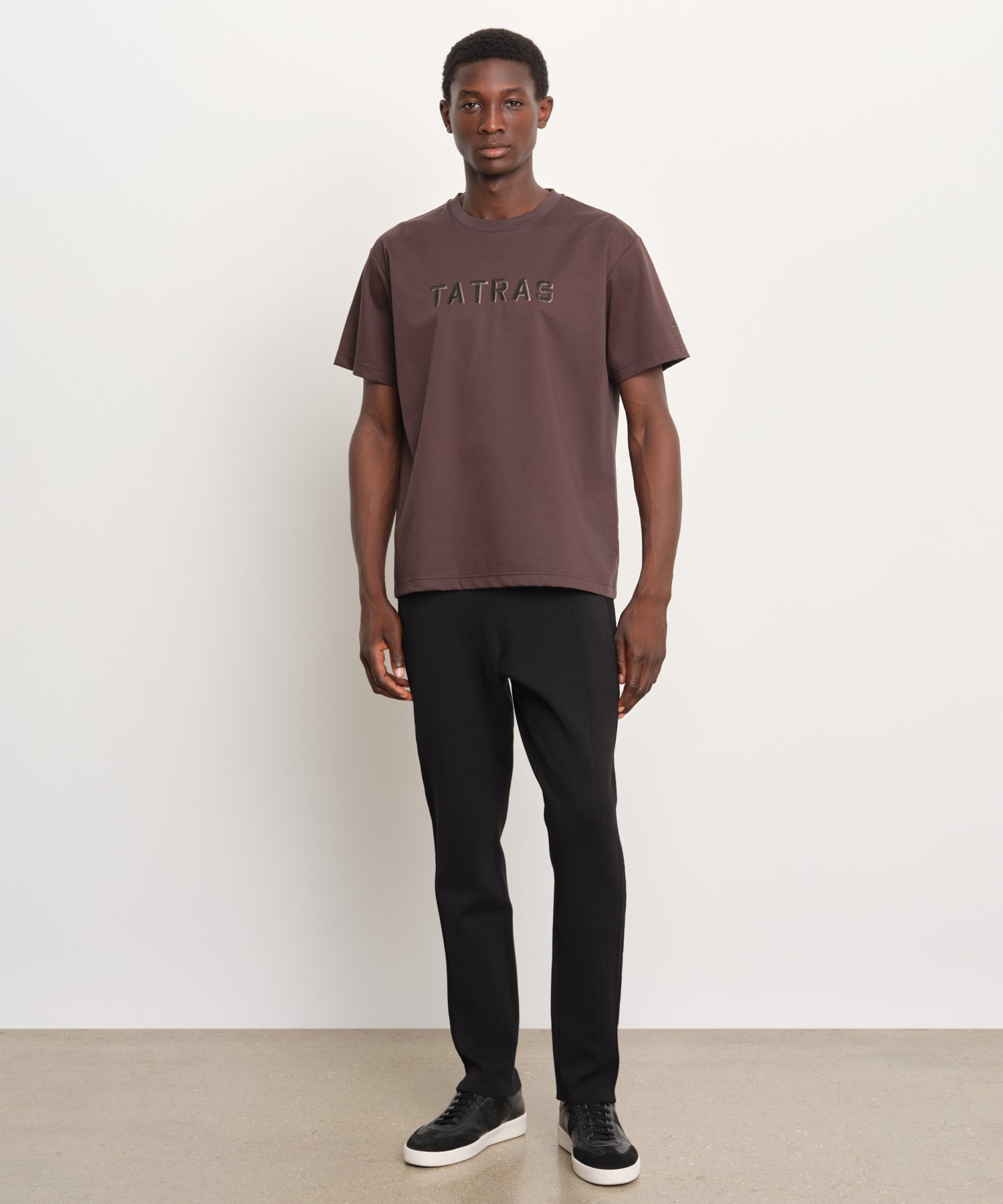 モデル身長189cm、着用サイズ3、着用カラーC.GRAY