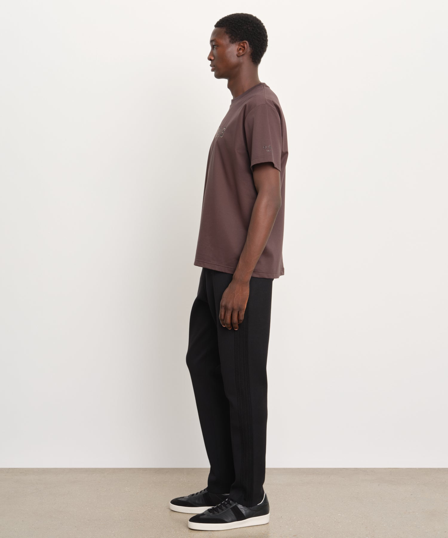 モデル身長189cm、着用サイズ3、着用カラーC.GRAY