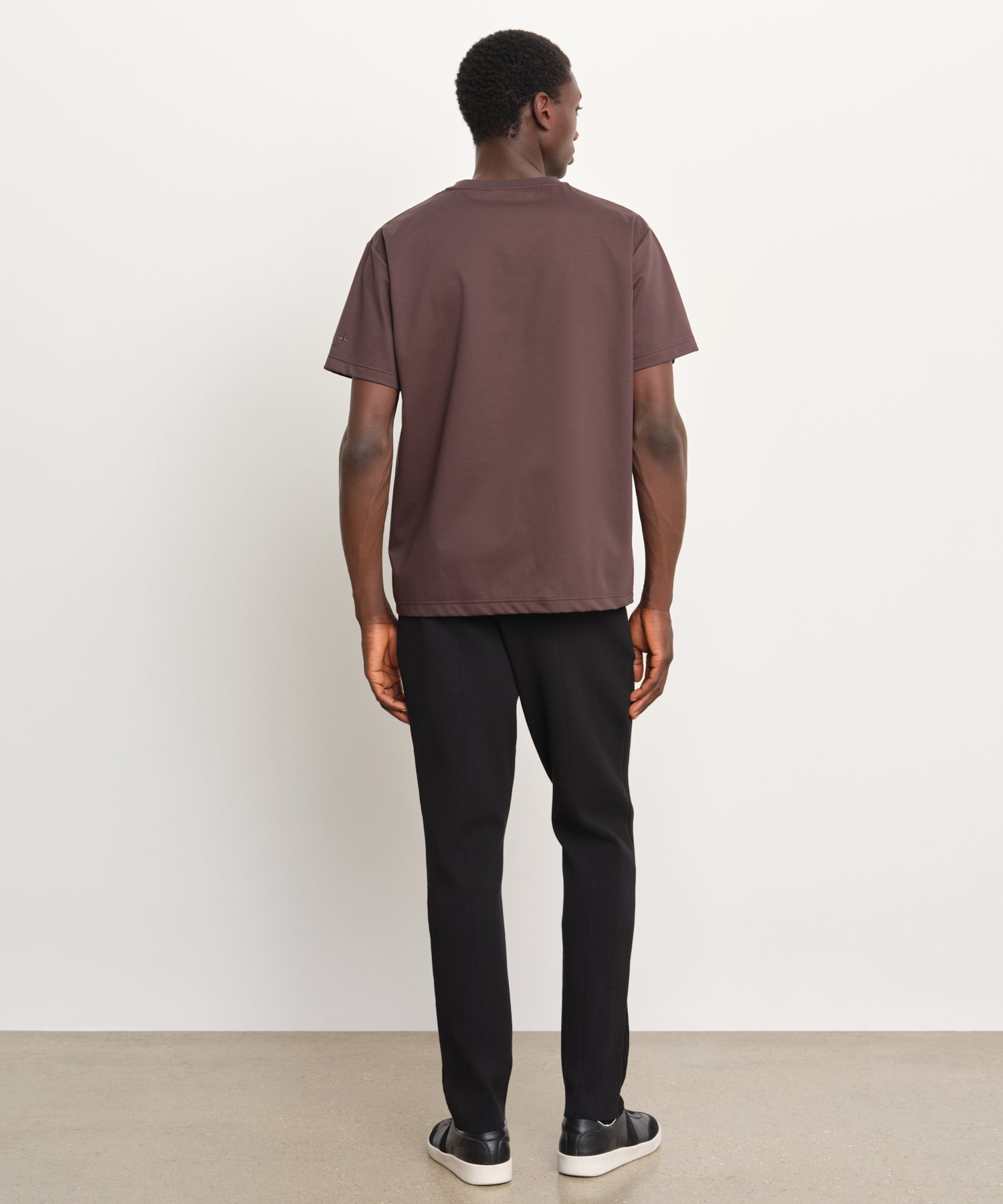 モデル身長189cm、着用サイズ3、着用カラーC.GRAY