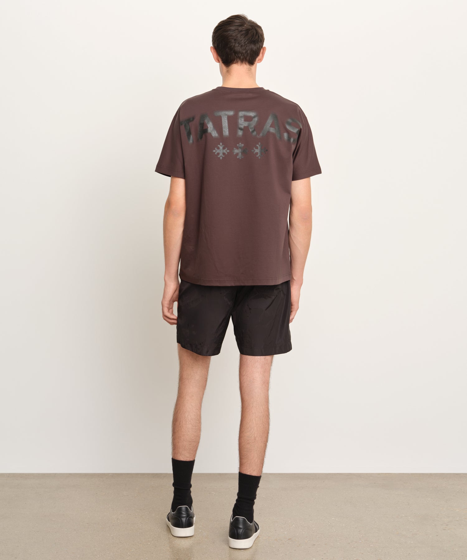 モデル身長189cm、着用サイズ3、着用カラーC.GRAY