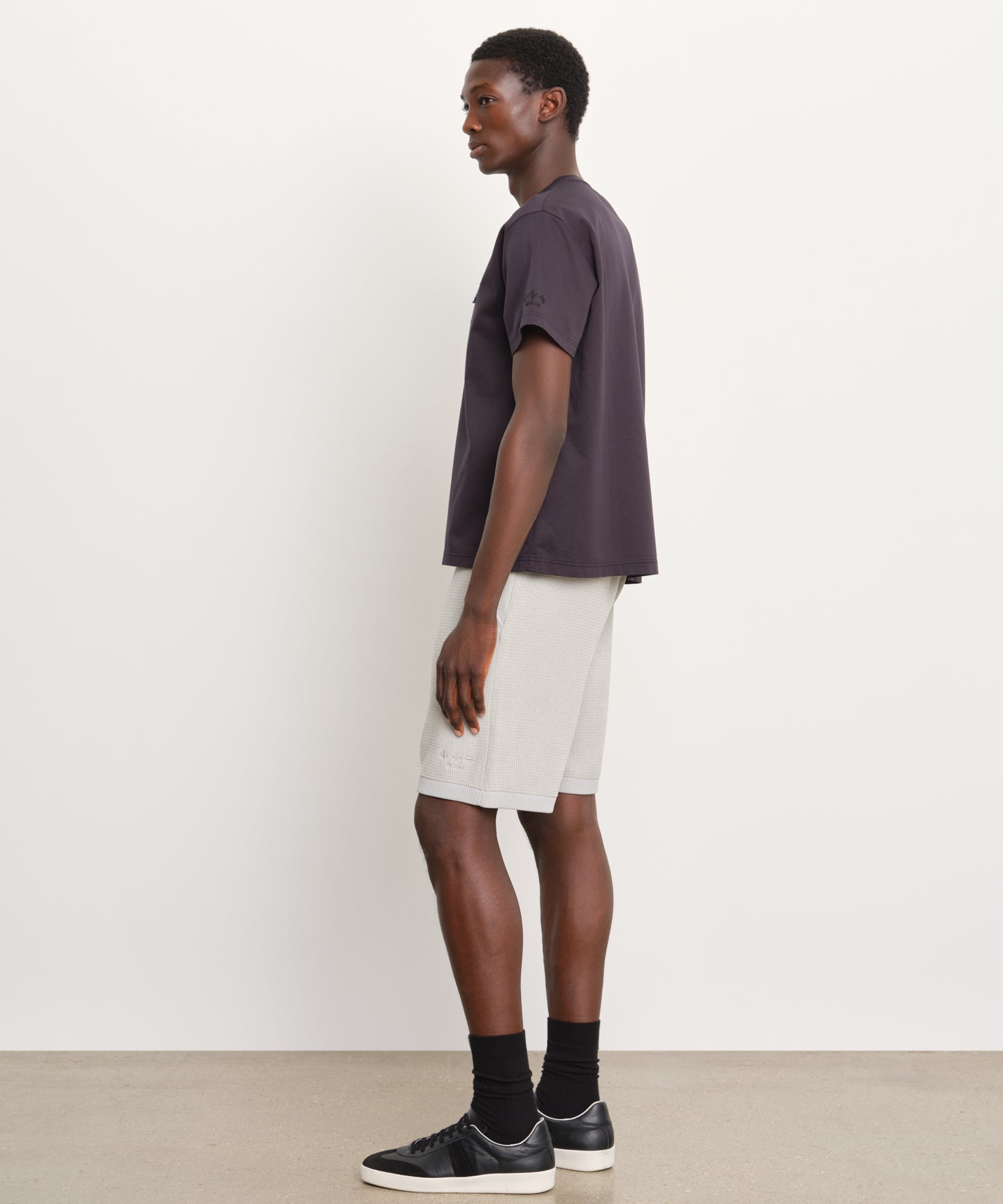 モデル身長189cm、着用サイズ3、着用カラーNAVY