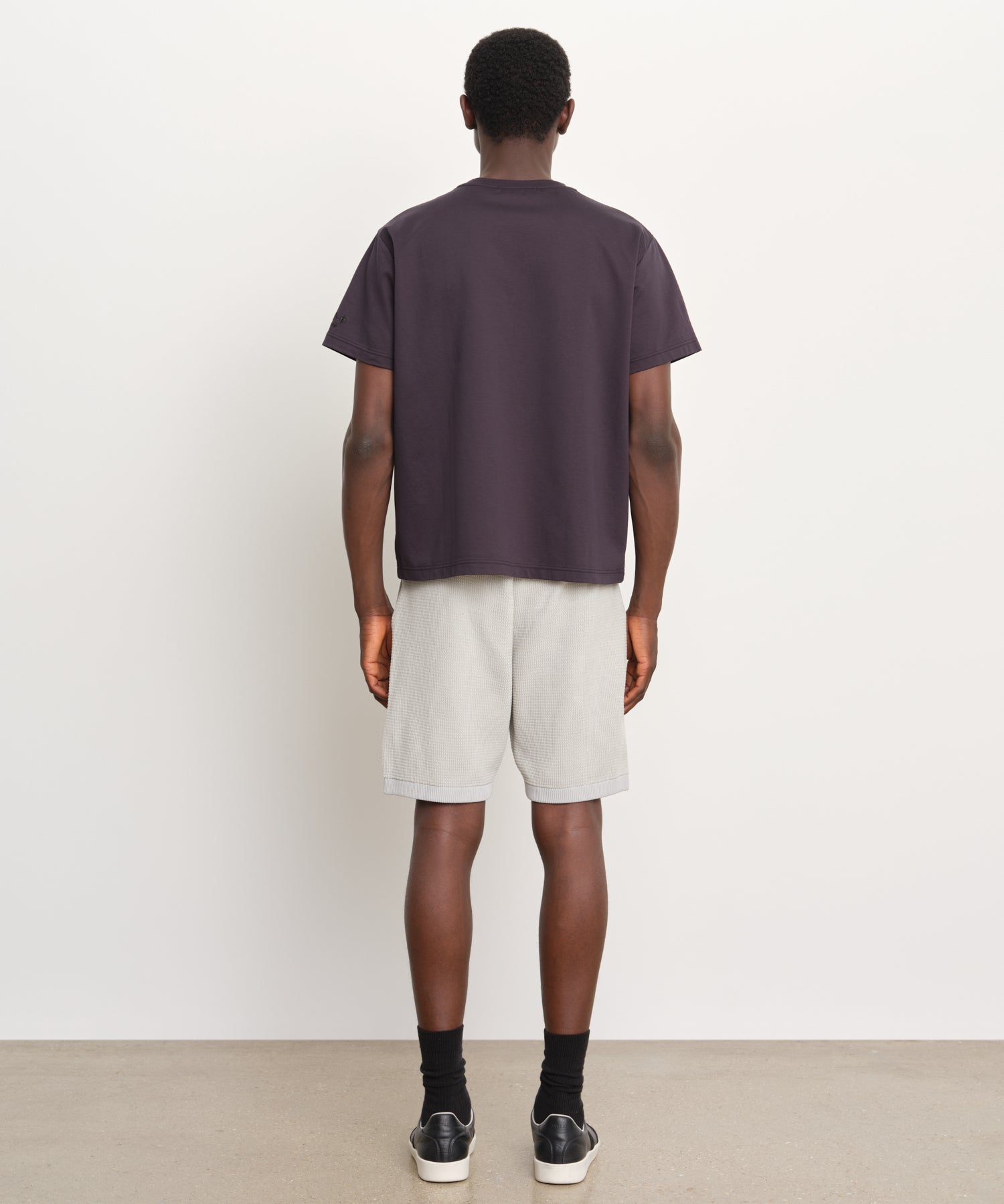 モデル身長189cm、着用サイズ3、着用カラーNAVY