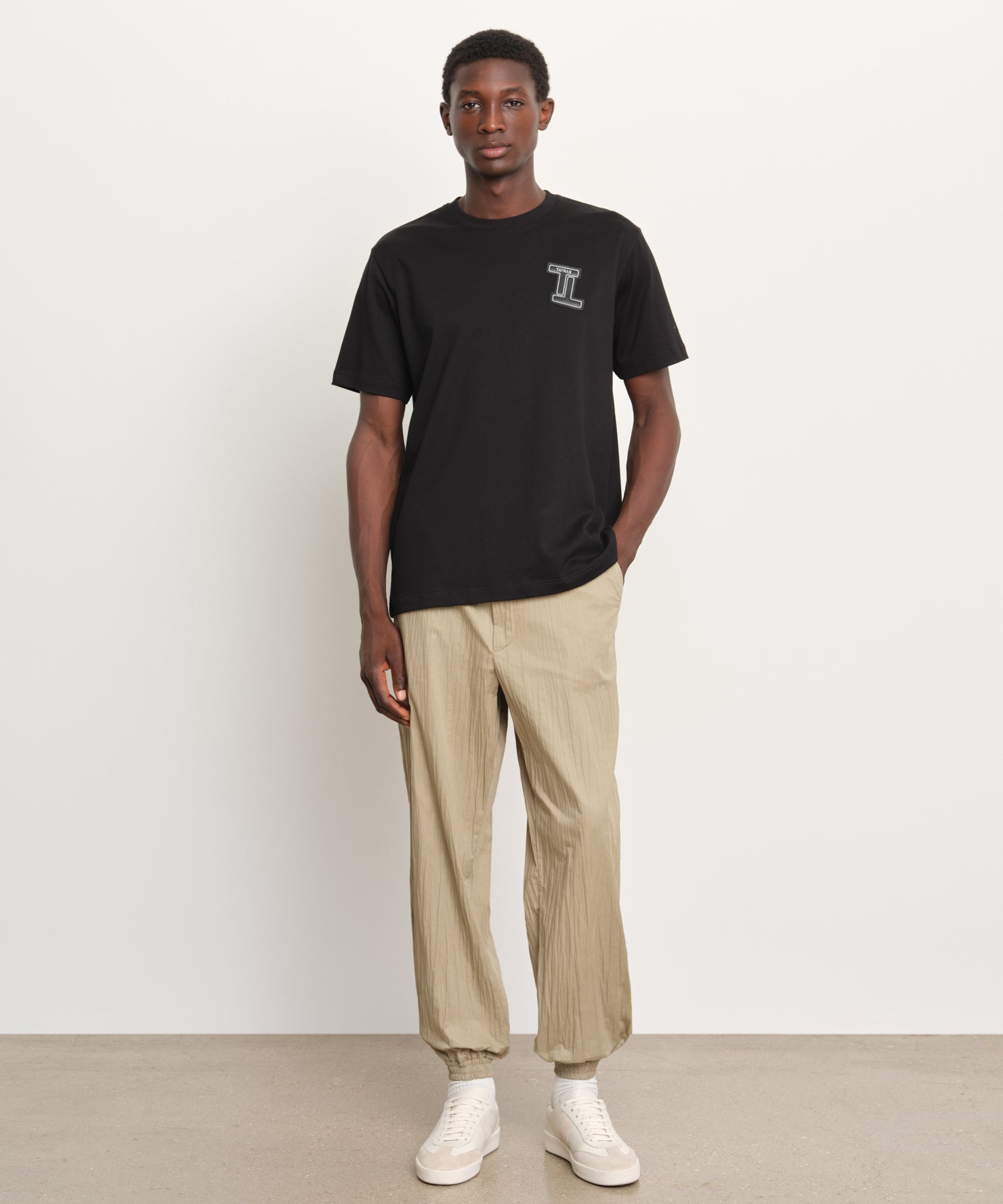 モデル身長189cm、着用サイズ3、着用カラーBLACK