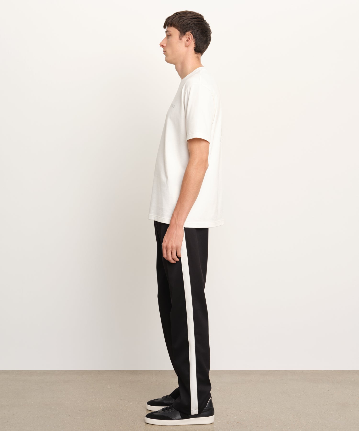 モデル身長189cm、着用サイズ3、着用カラーIVORY