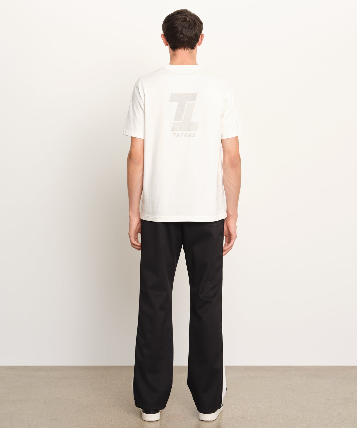 モデル身長189cm、着用サイズ3、着用カラーIVORY