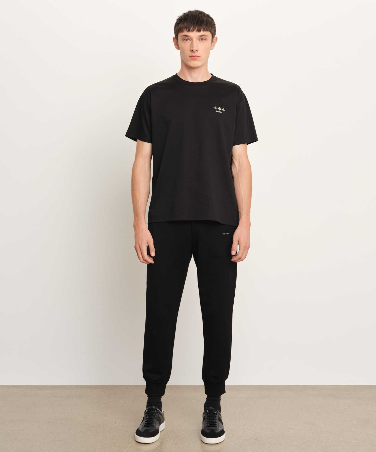 モデル身長189cm、着用サイズ3、着用カラーBLACK