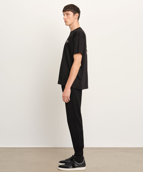 モデル身長189cm、着用サイズ3、着用カラーBLACK