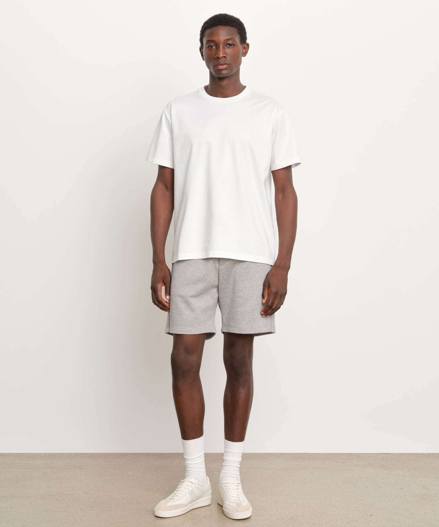 モデル身長189cm、着用サイズ3、着用カラーWHITE