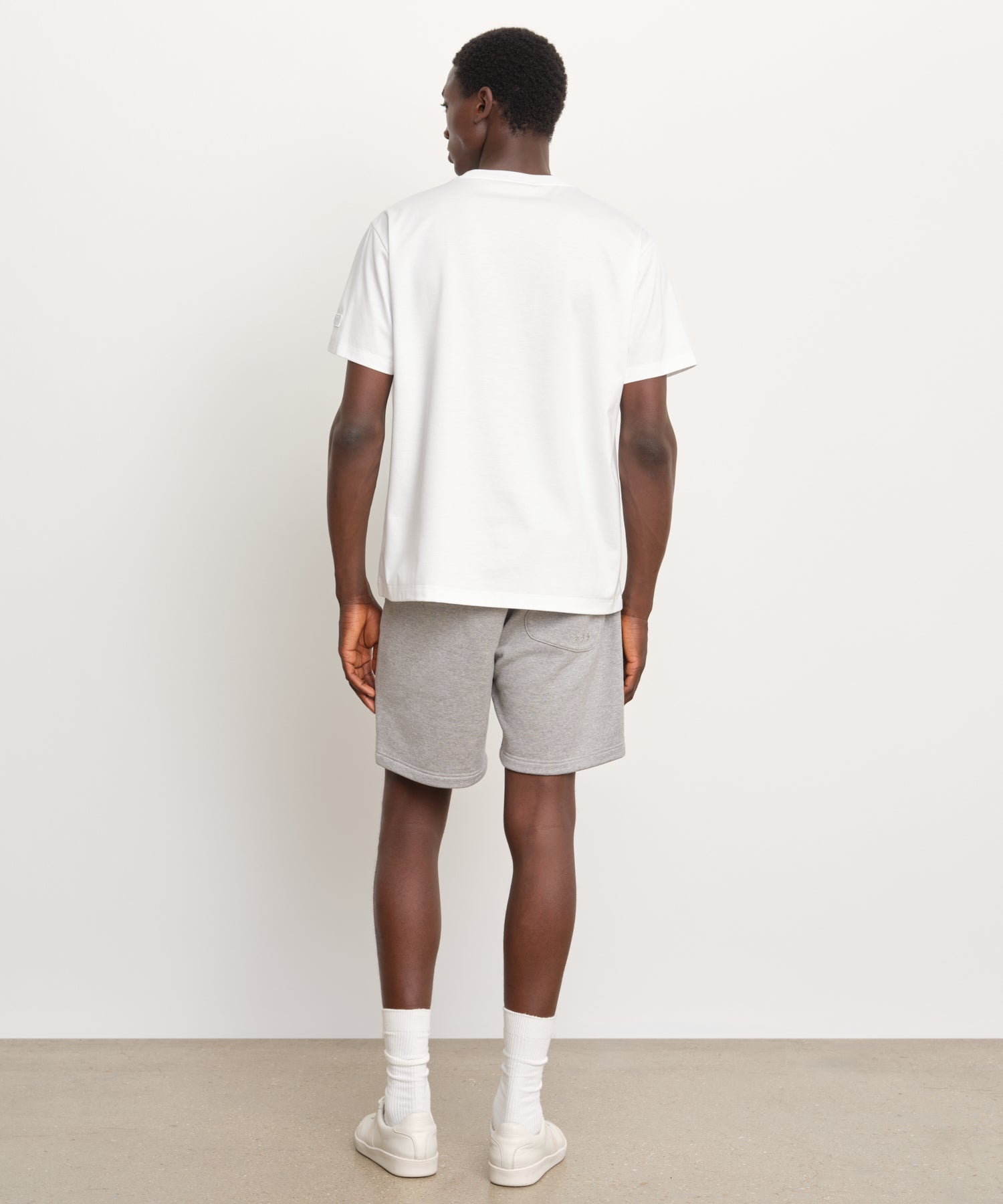 モデル身長189cm、着用サイズ3、着用カラーWHITE