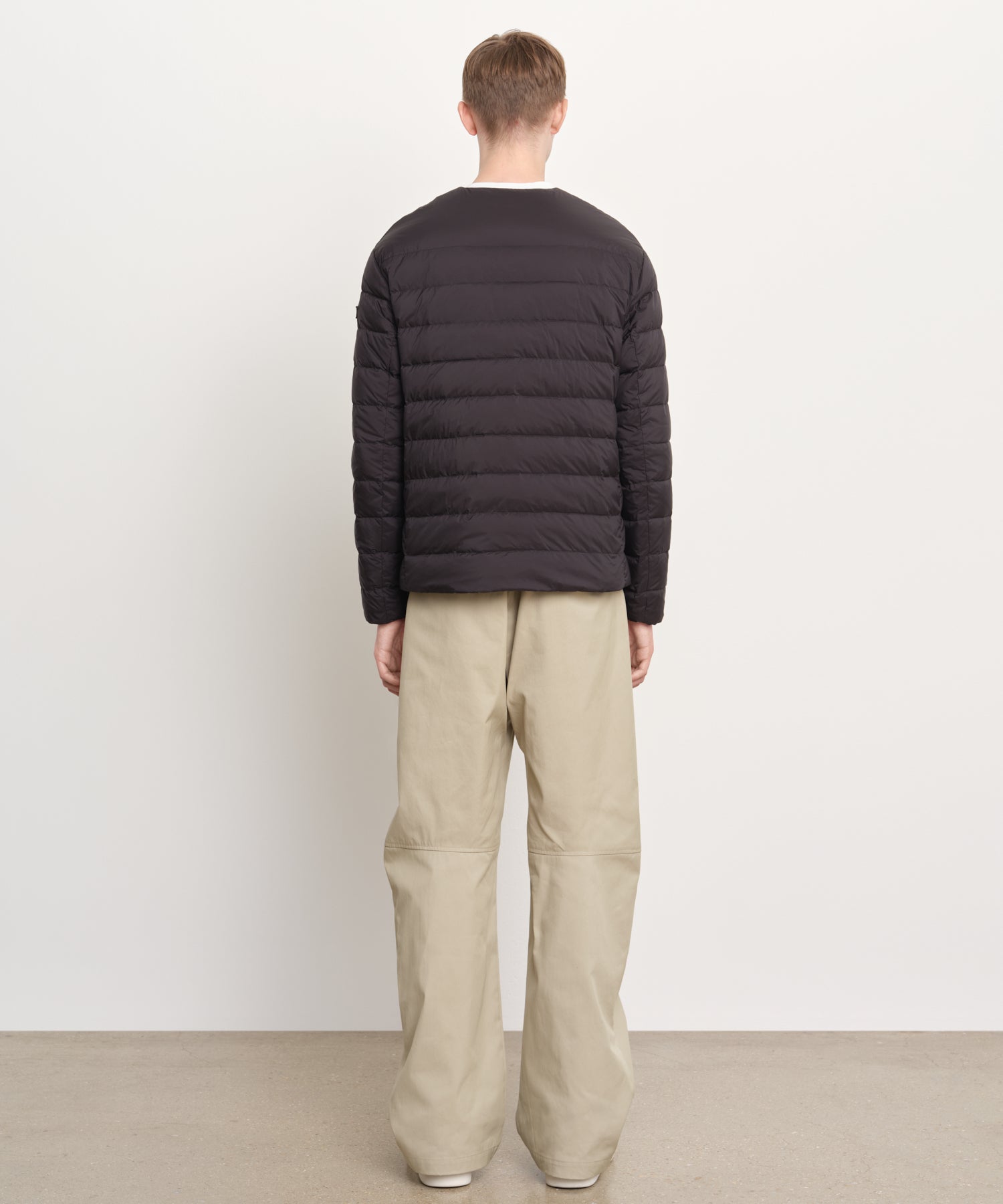 モデル身長189cm、着用サイズ3、着用カラーBLACK