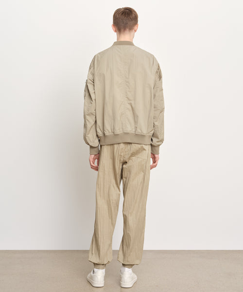 モデル身長189cm、着用サイズ3、着用カラーBEIGE