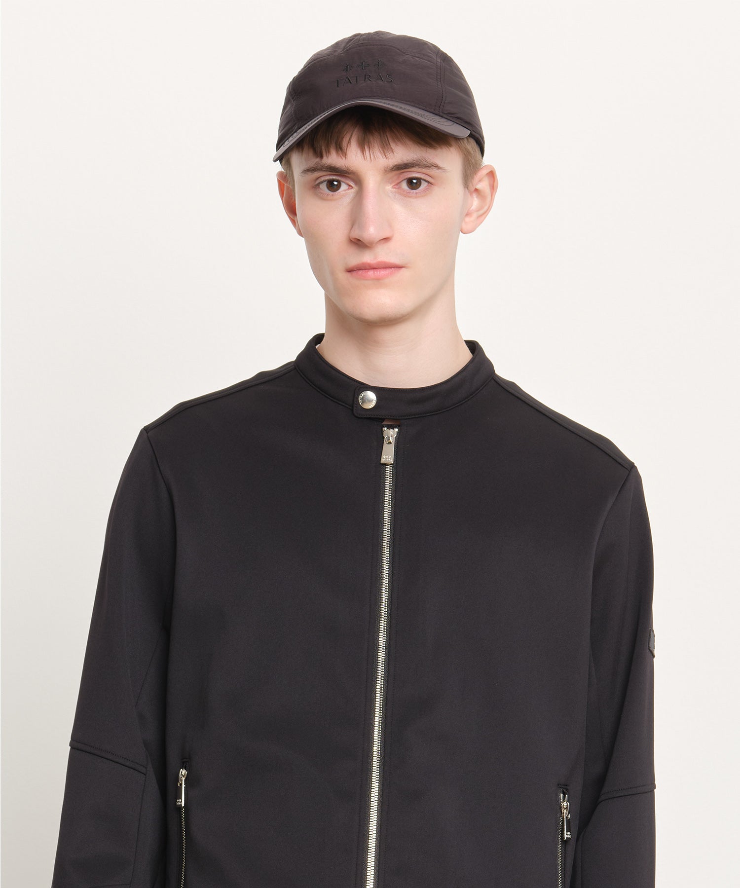 モデル身長189cm、着用サイズF、着用カラーBLACK