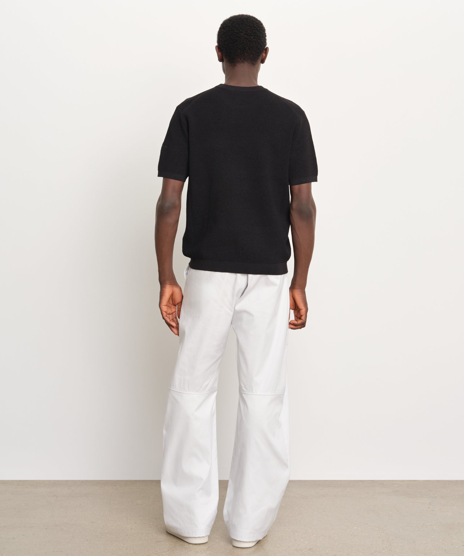 モデル身長189cm、着用サイズ3、着用カラーBLACK